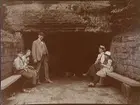 I min klippgrotta (familj i grotta), 4/6 1922