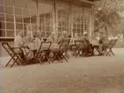 juli 1920. Sällskap på café