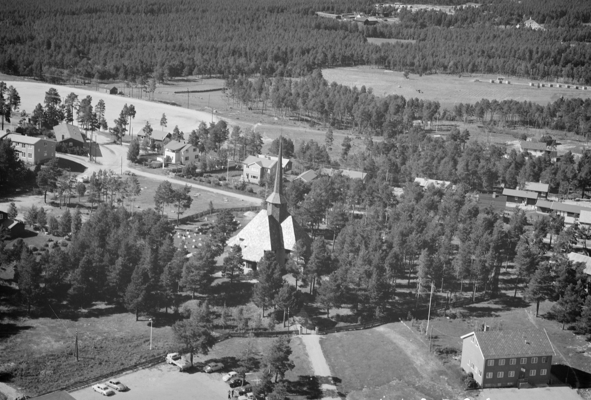 Dombås, Dovre, 04.08.1969, kirke, bolighus, jordbruk, hesjing, vei, barskog