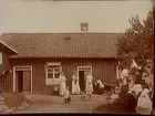 Kvinnor och barn vid stuga, 7/7 1913