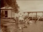 Lekande barn vid Tisaren.
Gunnar Gustavsson (efter 1928 Gavenius), Maj, Ulla, Carl-Edvard och Sven Thermaenius.