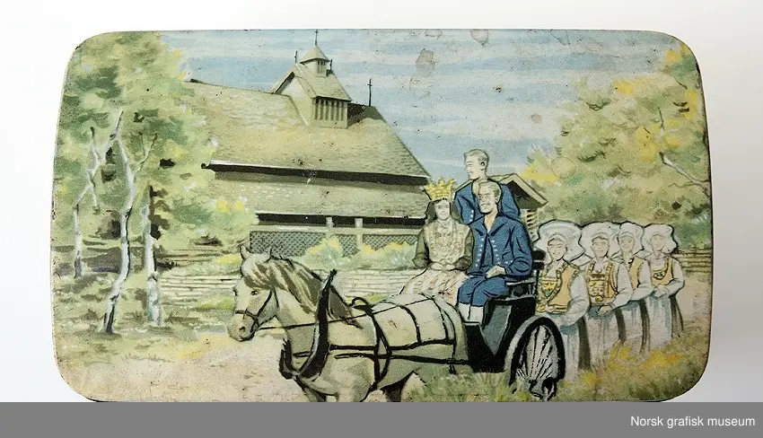 Juleboks eller juleskrin fra Bjelland.
Motiv: bunadskledte mennesker foran stabbur, stavkirker og norske landskap.