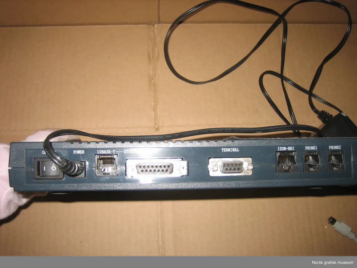 ISDN-router med batterieliminator og kabel/overgang.