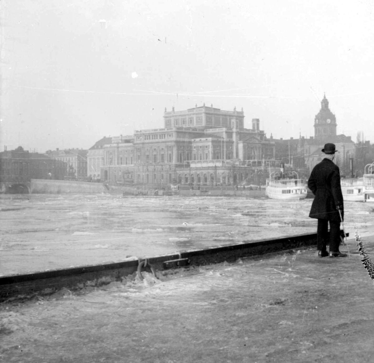 Bygninger, elv, båter, person, vinter, ikke i Norge