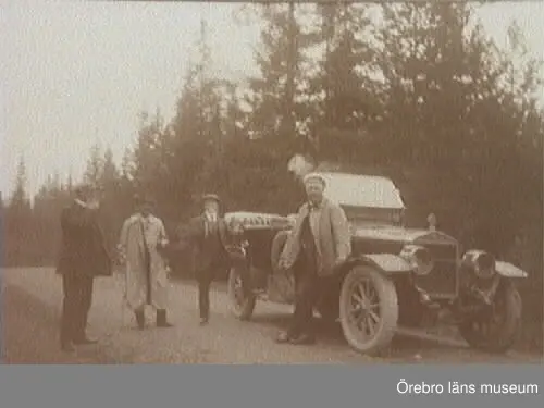 Några män utanför en bil. 
Bilen på denna bild är en Scania-Vabis från 1912-13. Den hade reg.nr. T55 och ägdes av AB Joh. Thermaenius & Son.