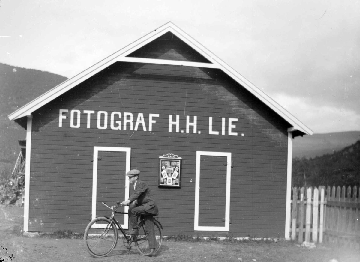 Atelier fotograf Hans H. Lie, ung mann på sykkel