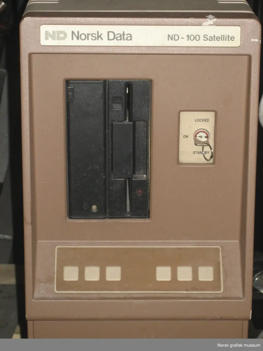 Del av et fotosetteri. ND-100 Satellite.