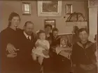 Rumsinteriör, familjegrupp sex personer.
Alfred, Gerda, Maj, Barbro, Carl-Edvard och Sven Thermaenius.