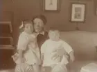 Rumsinteriör, familjegrupp tre personer.
Gerda Thermaenius med barnen Maj och Sven.