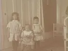 Rumsinteriör, tre barn.
Maj, Sven och Carl-Edvard Thermaenius.