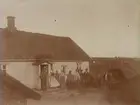 Samling framför ett hus