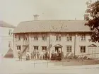 Släktutflykt till Torshälla. Bostadshus (gården nr. 25), grupp framför huset. 
Gottfrid Thermaenius, Fredrik Thermaenius med familj, Jenny Thermaenius med barn och barnbarn och svärdöttrar.
I huset bodde en tid på 1860-talet familjen Johan Thermaenius.