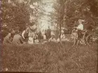 Sällskap på utflykt med cykel.
Bl.a. Alfred, Barbro, Ulla och Carl-Edvard Thermaenius.