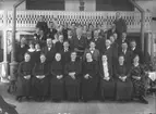 Gruppbild, Nykterhetsfolkets sjukkassa jubilerar i Rockhammars Missionshus år 1923. (Missionshuset invigdes år 1879)
På bilden finns både församlingsmedlemmar och sjukkassefolk,
Första raden från vänster: Klara Kåberg, Elida Jansson, Emma Wester, Alfrida Johansson, Anna Andersson, Berta Karlsson, Ida  Jansson och Gerda Jansson.
Andra raden från vänster: Gustaf Terén, Aime Paradis, Ester Södergren, David Leffler, Knut Södergren, Karl Pettersson, Fredrik Broström, Karl Karlsson och Verner Andersson.
Tredje raden från vänster: Ruben Håll med sonen Tore Håll, Lisa Fält, Karl Fagerlund, Gunnar Fält, Josua Elias Wester, Anders Andersson, Emil Andersson, Matilda Eriksson, Ebba Leffler, Hilda Broström och Johannes Bäckman.
Översta raden visar musikgruppen: Sven Jansson, Erik Jansson, Agnes Carlsson, Lilly Broström, Karin Svantesson, Inez Berglind,  Maud Berglind, Nanna Bäckmanoch Vivan Ekman. Högre upp Gustaf Kåberg och Knut Wallin.