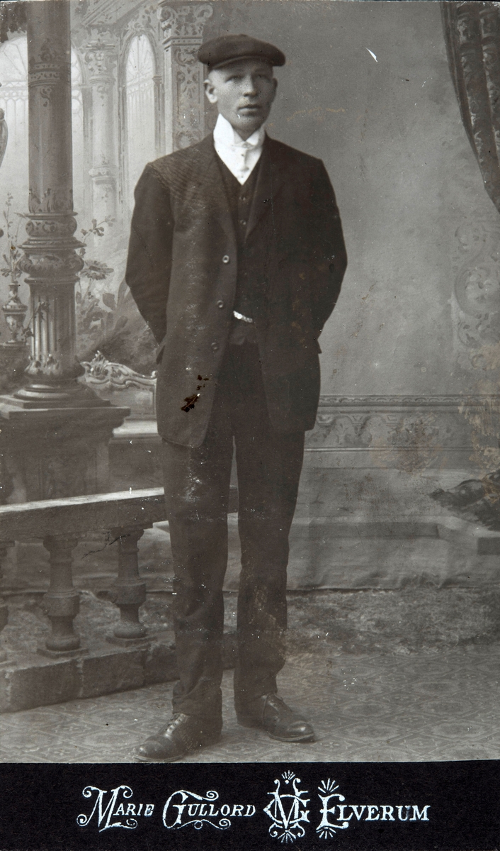 Nordli av Stor-Opsal (79/2). Andreas Nordli(1892-1958) Portrett i studio.