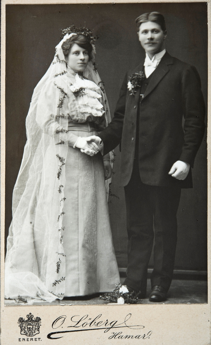 Brudebilde.  Ovidia Bergaust (1889-1963) fra Veldre gift 1911 med Sigurd Olstad (1889-1943). Sigurd var stasjonsbetjent ved jernbanen. Brudepar.