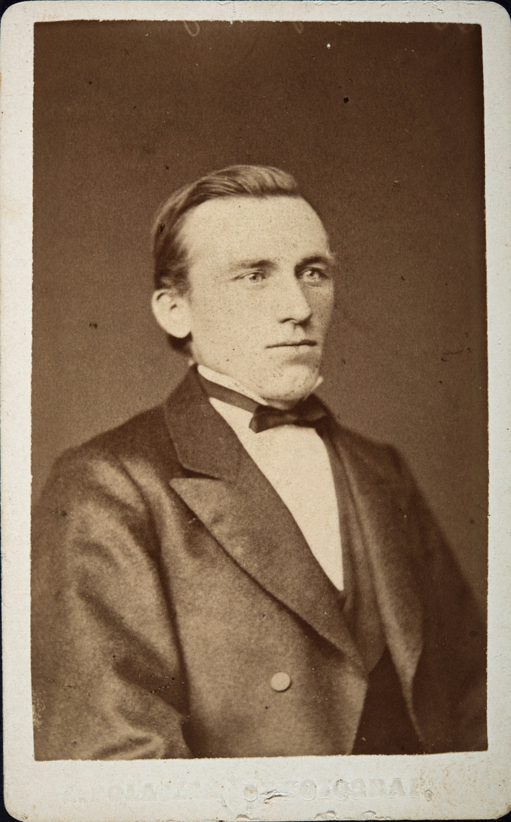 Helge Halvorsen Dystvoll (1850-1940). Gardsbestyrer på Øvre Skråstad fra 1880-tallet til omkring 1935. Døde på Øvre Skråstad 18.4.1940.