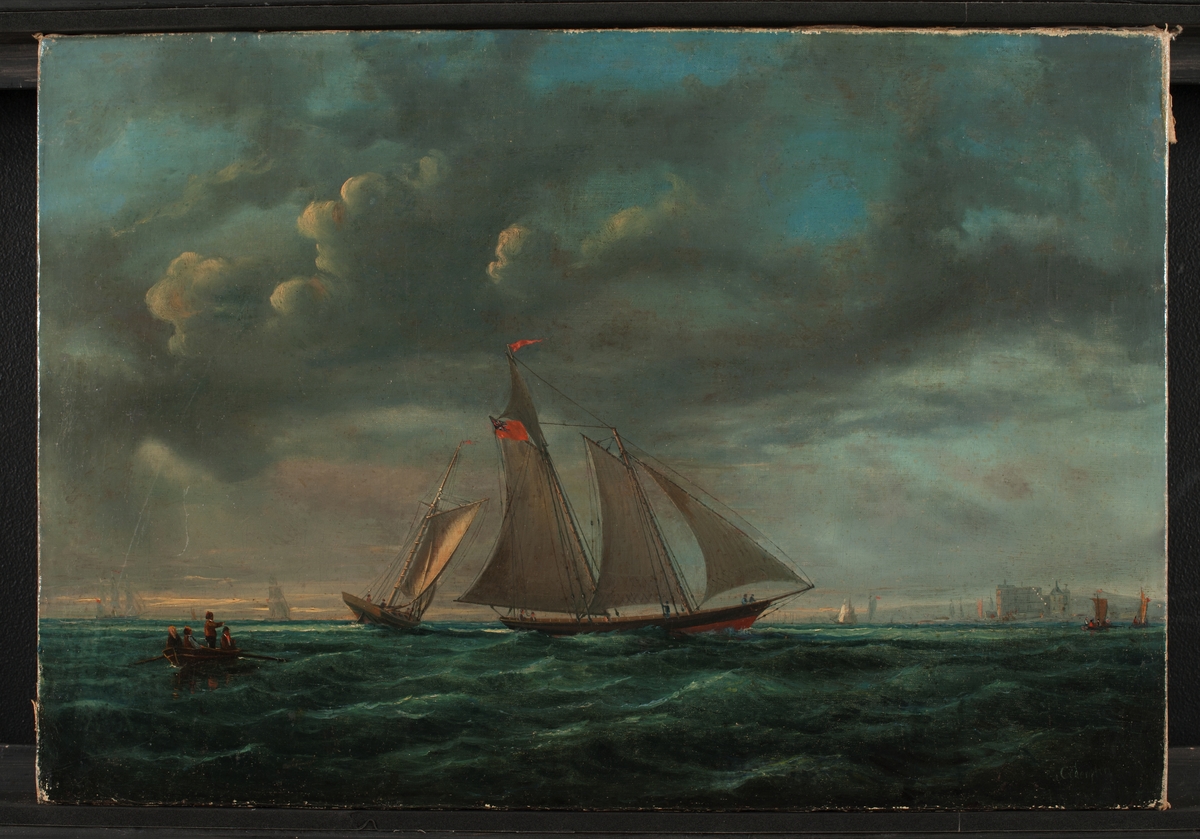 Kappseglingsskonaren "AMERICA"  sedd mot styrbords sida, skarpt, svartmålat skrov med röd botten, saknar förtoppsstång, förande engelsk flagg. Akterom en slup, segelfartyg och roddbåt. I bakgrunden ett slott. Kappseglingen runt Isle of Wight 1851 med skonaren America som utmanare mot en engelsk båt gav upphov till segeltävlingen America´s Cup.