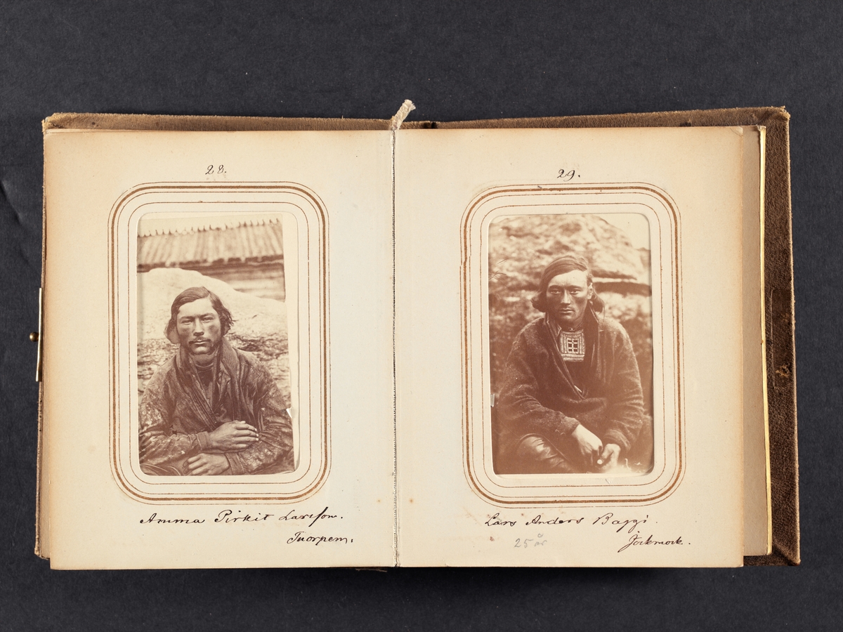 Fotoalbum med porträtt tagna under von Dübens expedition till Lappland, 1868.