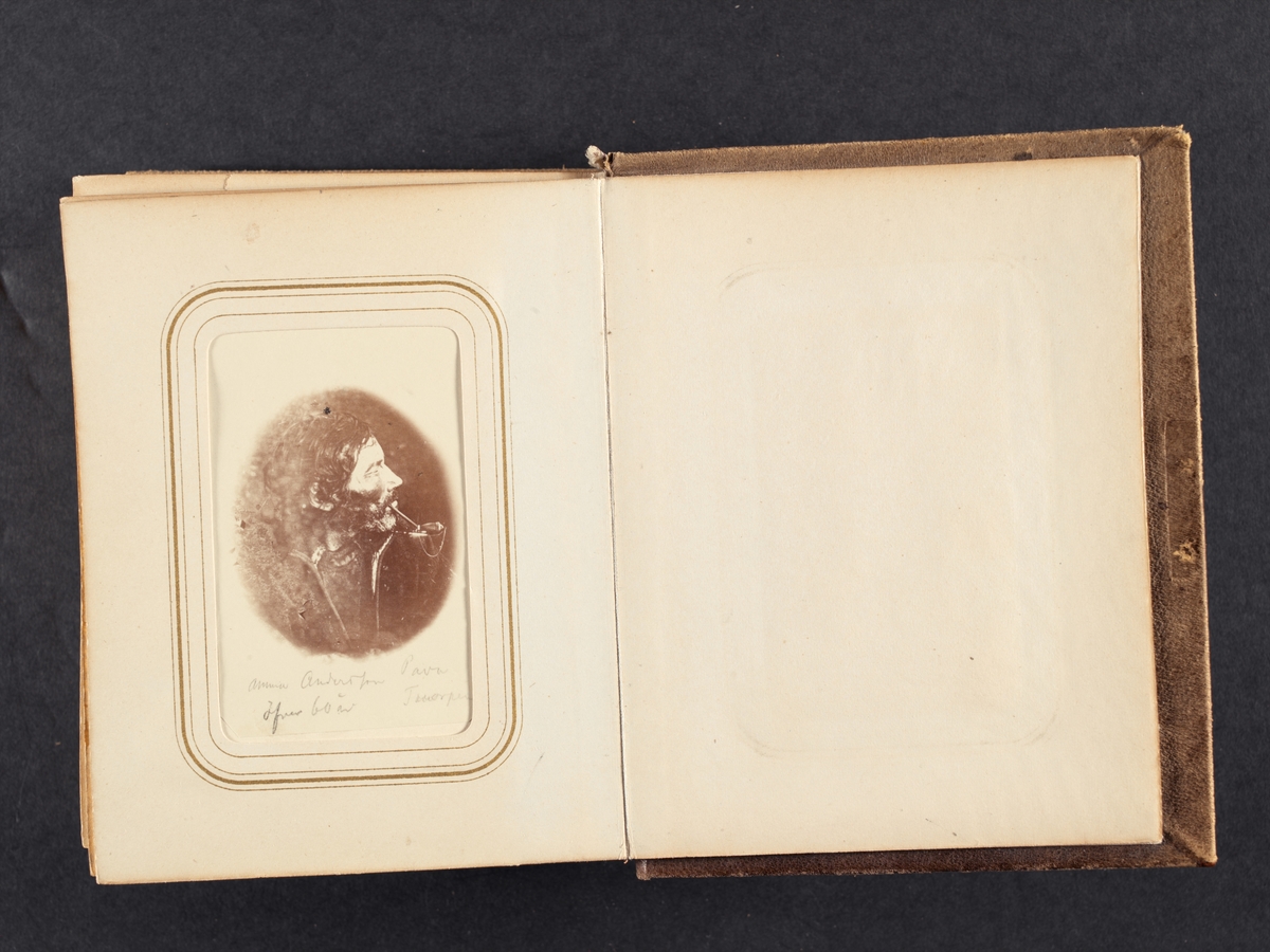 Fotoalbum med porträtt tagna under von Dübens expedition till Lappland, 1868.