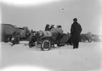 Biltävling på Hjälmaren den 17 februari. 
Bilen med startnummer 1 är en Mathis Type P. Detta var en modell som tillverkades 1921-25 och hade en motor på blott 6 hästkrafter. I gengäld var bilen tvåsitsig och hade en låg vikt på cirka 350 kg. Bilen på bilden hade reg.nr. T2251, som inregistrerades den 30:e juni 1923 och ägdes då av advokat Sten Forsblad, Örebro. År 1930 fanns den fortfarande kvar i bilregistret, numera ägd av montör Herman Emanuel Sandström, Örebro.