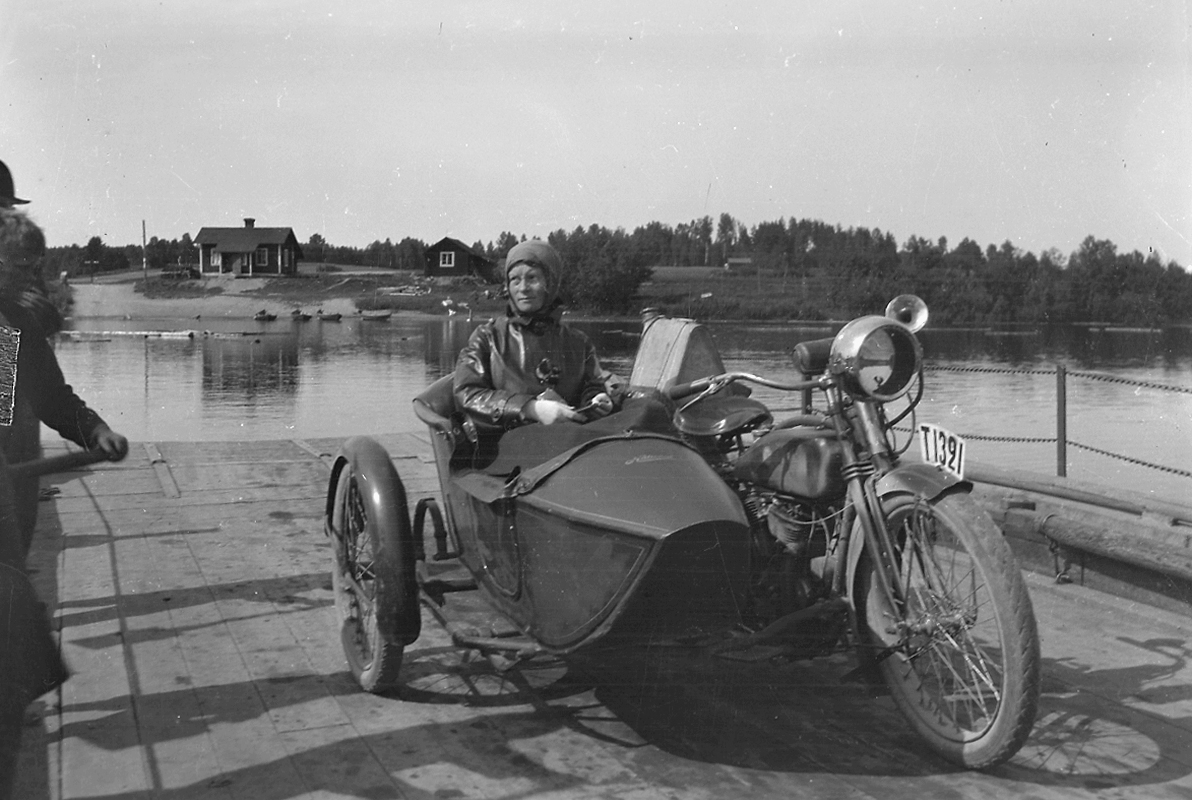 En kvinna på motorcykel.
Dalarna.
Motorcykeln är en Reading Standard som registrerades 20:e juni 1921 och ägdes av Karl Erik Hedström, Örebro.