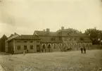 Åkerhielmska gården, Storgatan 2, Örebro.
Bilden tagen troligen före 1897.
Mellan åren 1897-1900 byggdes trappgaveln på slottets västra sida för att markera ursprungliga kärntornet på slottet. Den trappgaveln saknas, alltså är bilden förmodligen tagen före 1897. Syns heller ingenting av de påbyggda tornen runt slottet.