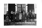 Klassfoto från fortsättningsskolan år 1934 vid Norra Bllinge skola, Kils socken.
Kortet lånat av konstnärinnan Ingrid Pettersson-Andersson, Lockenkil som på baksidan skrivit: 