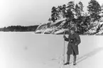 Eric von Rosen på Stora Trehörningens is.
Vinterbild.
7 mars 1945.