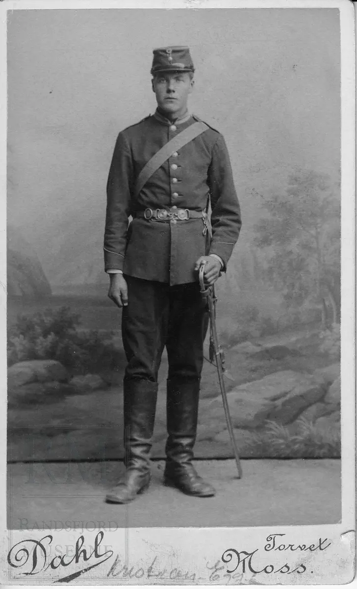 Portrett av Kristian Egge i uniform