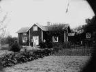 Envånings bostadshus, familjegrupp fem personer framför huset.
Hanna och Gustav Pettersson med sonen John och föräldrar.