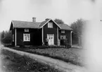 Envånings bostadshus, familjegrupp fem personer framför huset.
Hanna och Gustav Pettersson med sonen John och föräldrar.