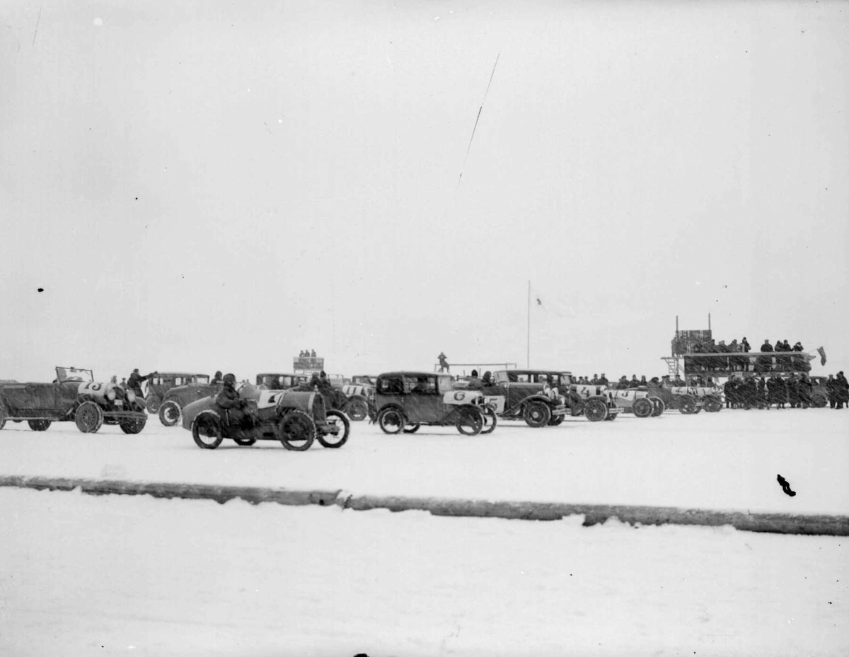 Mjøsløpet 1934. "Blandet selskap". Nærmeste startnummer 7 er en Bugatti og nr. 6 en Austin Seven.