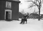 Bostadshus. En kvinna med två barn på sprakstötting.
Aronsson