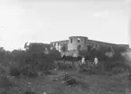 Kolonien Borgholm.
Karl Hedström och två kvinnor vid Borgholms slottsruin.