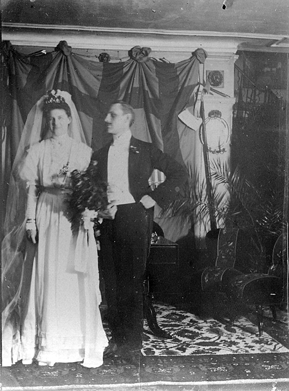 Bröllop, brudpar.
Friherre G. A. Lagerfelt och Gertrud von Essen, Säbylund.

Bröllopsdagen den 10 januari 1908.