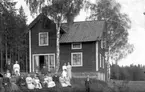 Bostadshus, släktgrupp framför huset.
Fastigheten Mygghyttan, Rynninge.
Familjen Hedda och K.V. Beckman (ej släkt med Johannes Natanaekl Bäckman).
Personerna på bilden är morföräldrar och släkt till Anna Jansson, Fänninge, Fellingsbro socken.