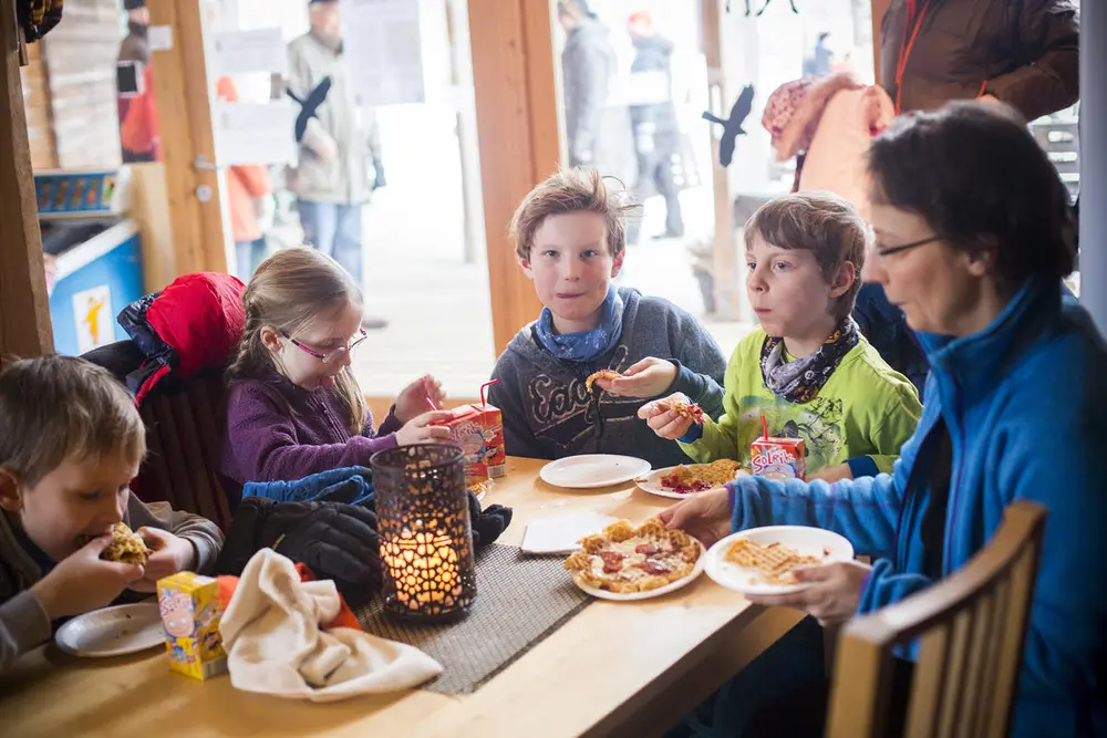 Foto av en familie som spiser vafler i kafeen