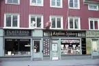 En del av Barnarpsgatan, en affärsgata i Jönköping. Här finns bland annat Axeline Sjöbergs Tobakshandel och Claessons Sliperi & låsservice. På våningen ovanför har SSU Wätterstad sina lokaler och en skylt i fönstret uppmanar till att stödja Chiles folk.