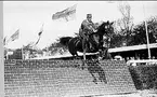 Kavalleriskolan 1908-09 samt tävlingar 1911-14.   
Löjtnant C A Torén på Falken vid prishoppningar i Malmö maj 1913.