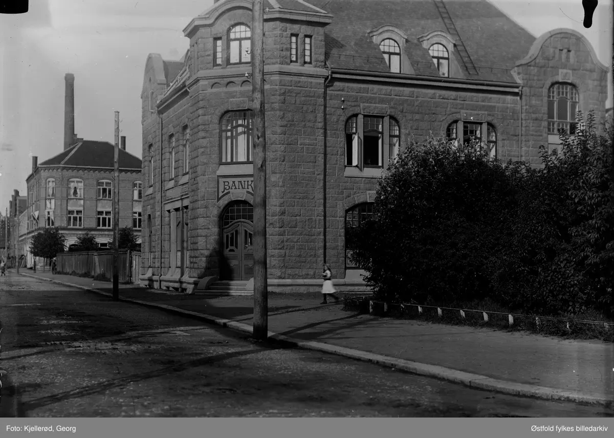 Rådhusgata i Sandefjord 1909. Bankbygning til høyre. Rådhusgata sett vestover fra Byparken tatt fra krysset av Jernbanealleen og Rådhusgata.