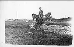 Kavalleriskolan 1908-09 samt tävlingar 1911-14.   
Sergeant Gustafsson på 12/5 efter Dombowar.