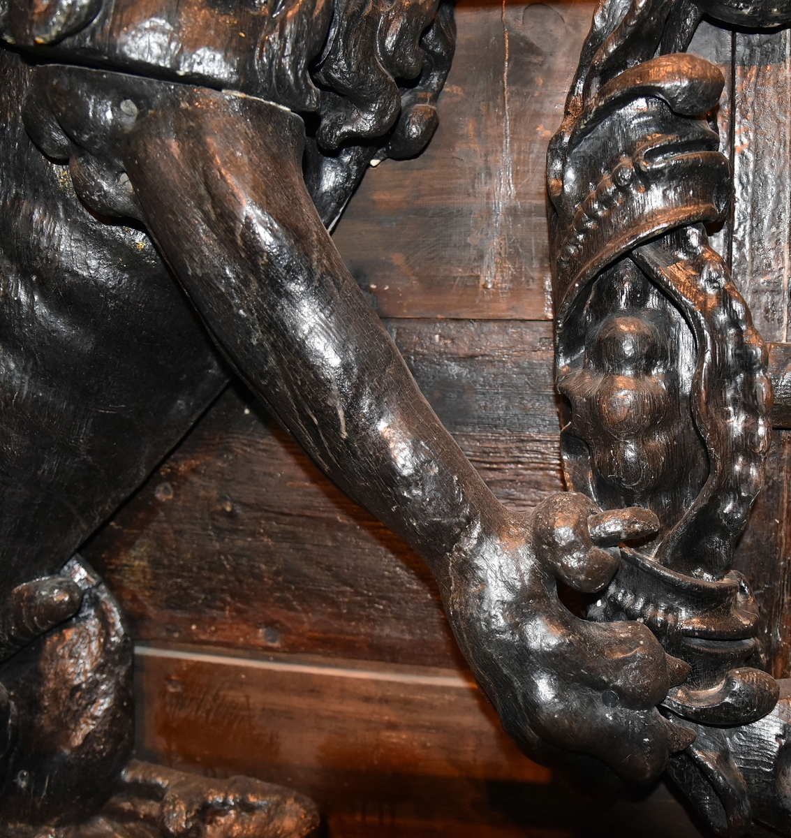 Skulpturdel, höger framben av lejon.



Text in English: Right foreleg of a lion.