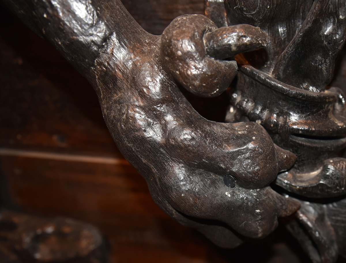 Skulpturdel, höger framben av lejon.



Text in English: Right foreleg of a lion.
