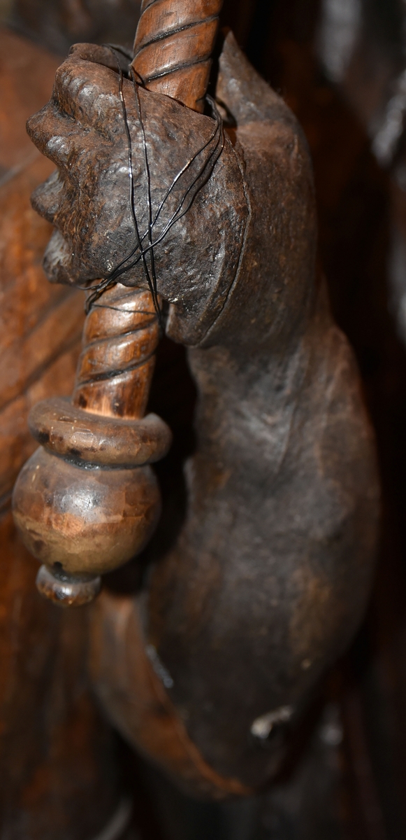 Skulpturdel, nederdelen till en krökt vänsterarm. Två tapphål i fästet. En spricka i handen.



Text in English: Part of a sculpture, the lower section of a curved left arm. Two tapholes in the socket.