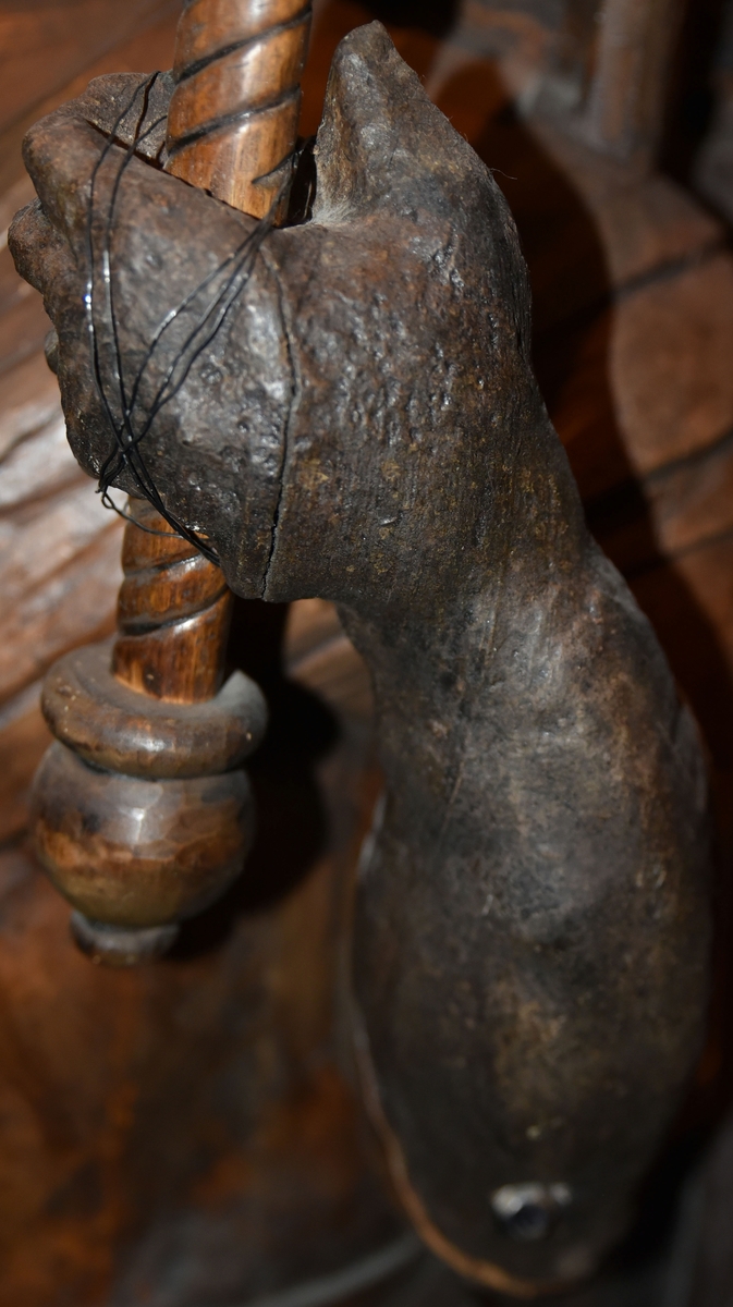 Skulpturdel, nederdelen till en krökt vänsterarm. Två tapphål i fästet. En spricka i handen.



Text in English: Part of a sculpture, the lower section of a curved left arm. Two tapholes in the socket.