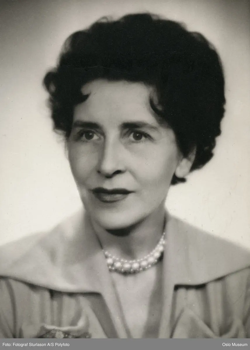 Hval, Ella (1904 - 1994)