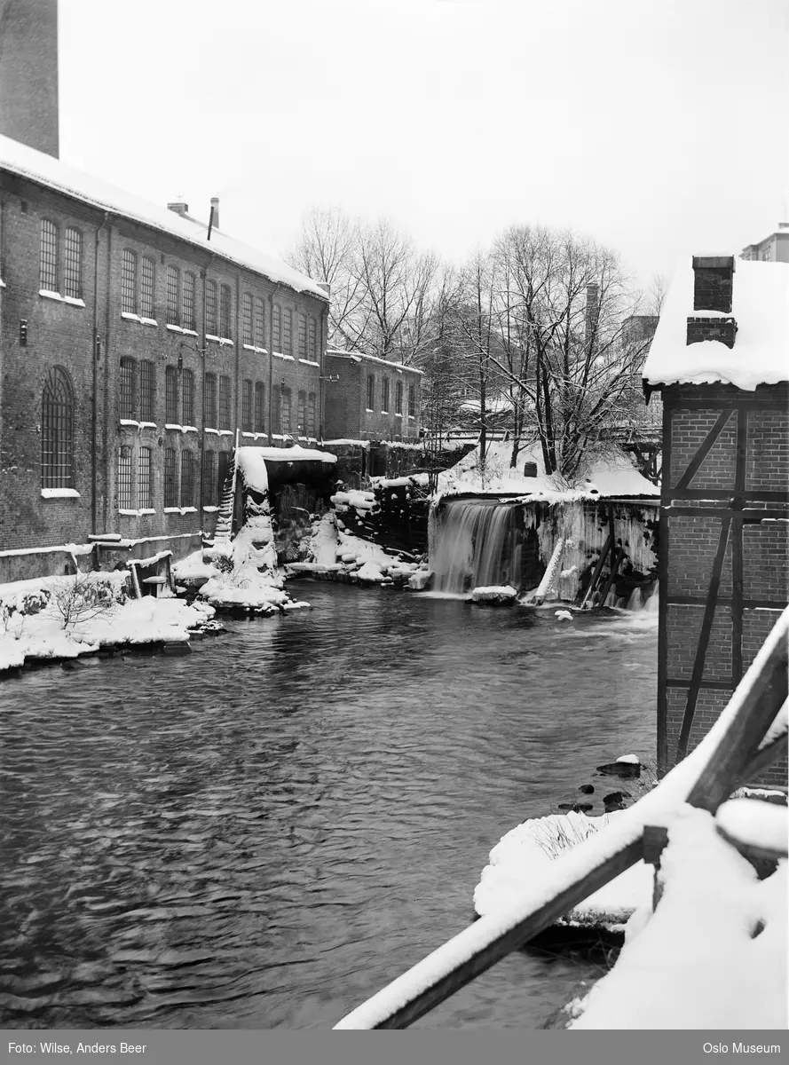 Bentse Bruk, industribygninger, elv, foss, snø, is