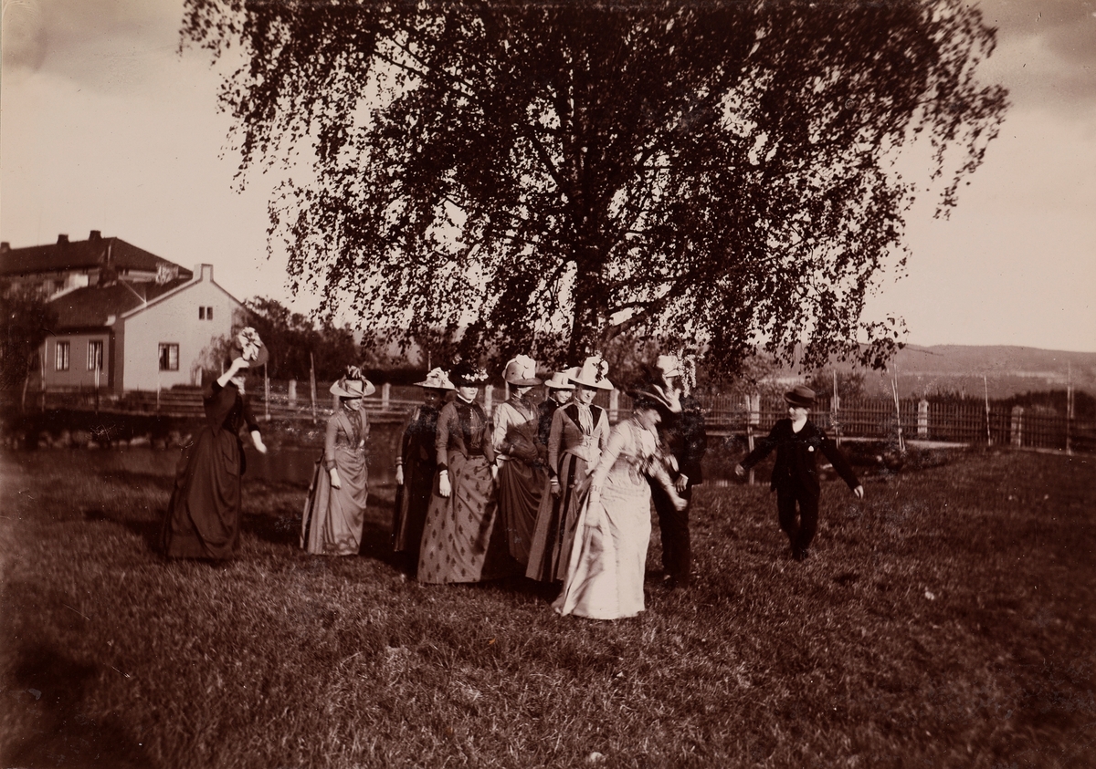 Gruppebilde fra Linderud Gård 1889, det ser ut som om det danses i hagen. Fra venstre: Kitty Riis, Agnes Mathiesen, Elise Mathiesen, Louise Mathiesen, Anna Mathiesen, Julie Jacobsen, "Ragne Lassen" (trolig Ragna Lassen), Pauline Larpent, Mogens Hals, Johan Wetlesen