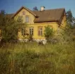 Bystad skola.
Skolhuset hösten 1966, fasad mot trädgården.